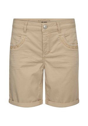 Pantaloncini beige alla lunghezza del ginocchio con orli risvoltati, bottone frontale, passanti per cintura e cuciture decorative sulle tasche frontali.