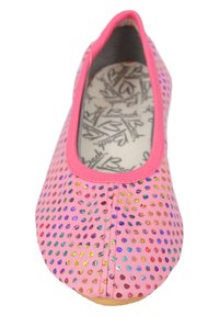 Rosa Stoff Ballerinas mit runder Zehenpartie, ausgestattet mit einem gepunkteten Muster aus schimmernden Pailletten und einem glatten Innenfutter.
