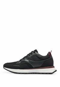 Schwarze Sportschuhe aus Mesh und Leder, mit burgunderrotem Akzent, weißer Sohle und schwarzen Schnürsenkeln. "BOSS"-Logo an der Seite.