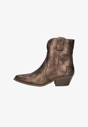 Bronzen metallic enkellaarsje met puntige neus, gebogen stiksel details en een blokhak van gemiddelde hoogte. Gemaakt van gestructureerd synthetisch materiaal.