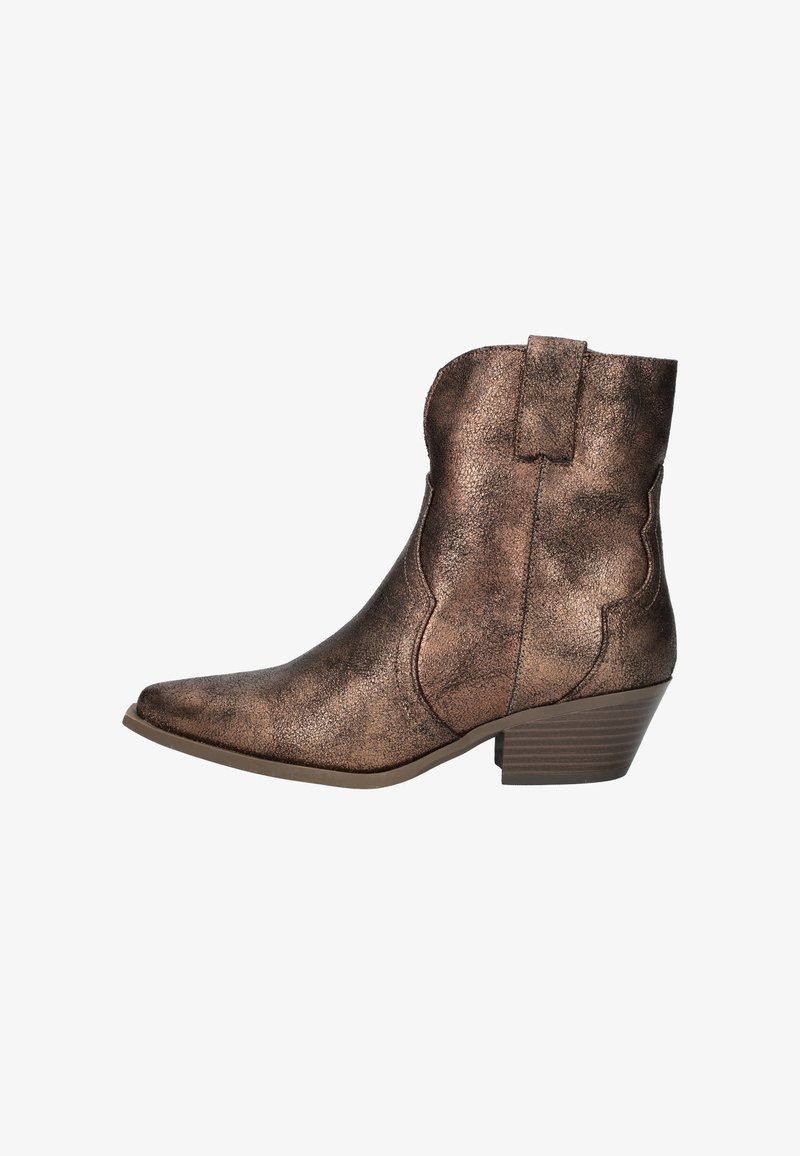 Bronzen metallic enkellaarsje met puntige neus, gebogen stiksel details en een blokhak van gemiddelde hoogte. Gemaakt van gestructureerd synthetisch materiaal.