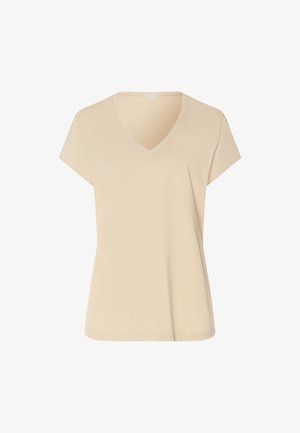 Camiseta beige de manga corta para mujer, con escote en V y dobladillo recto, mostrada sobre un fondo blanco liso.