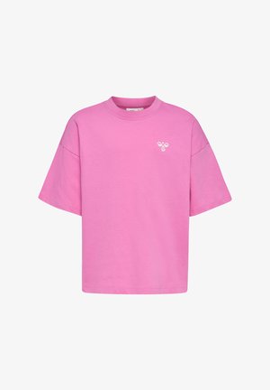 Pink oversized t-shirt med korte ærmer, rund hals og lille hvid bi-logo på venstre bryst.