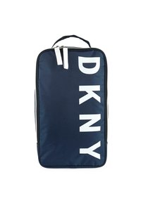 Mochila de tela azul marino con letras blancas "DKNY", cierre con cremallera, asa superior y acentos laterales. Textura suave y forma rectangular.