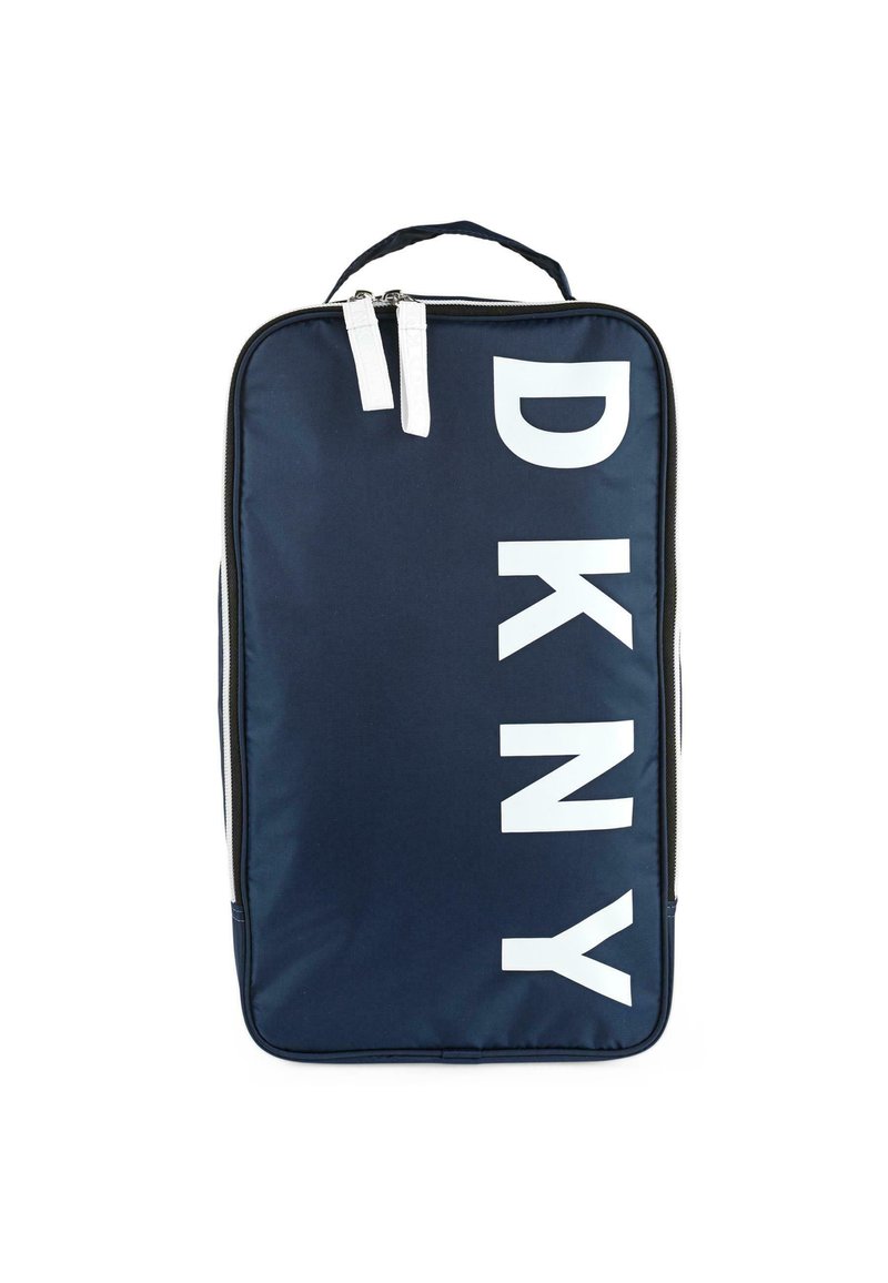 Mochila de tela azul marino con letras blancas "DKNY", cierre con cremallera, asa superior y acentos laterales. Textura suave y forma rectangular.