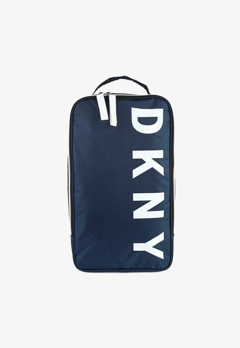 Mochila de tela azul marino con letras blancas "DKNY", cierre con cremallera, asa superior y acentos laterales. Textura suave y forma rectangular.