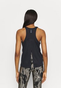 Černý sportovní top na tělo s racerback designem, s klíčovou průrvou na zádech a modrými akcenty na výstřihu.