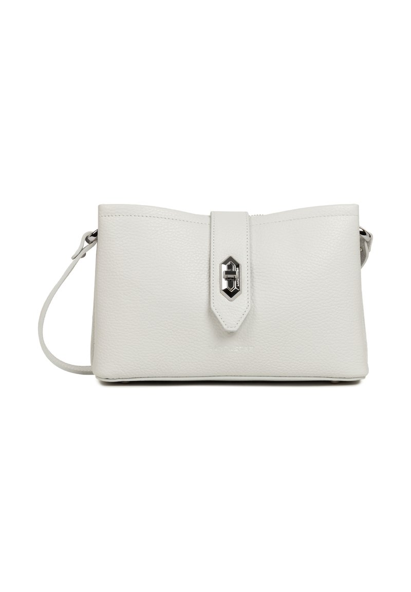 Sac à main en cuir blanc avec une texture lisse et un fermoir à rabat géométrique avec un accent argenté. Sangle d'épaule fine incluse.