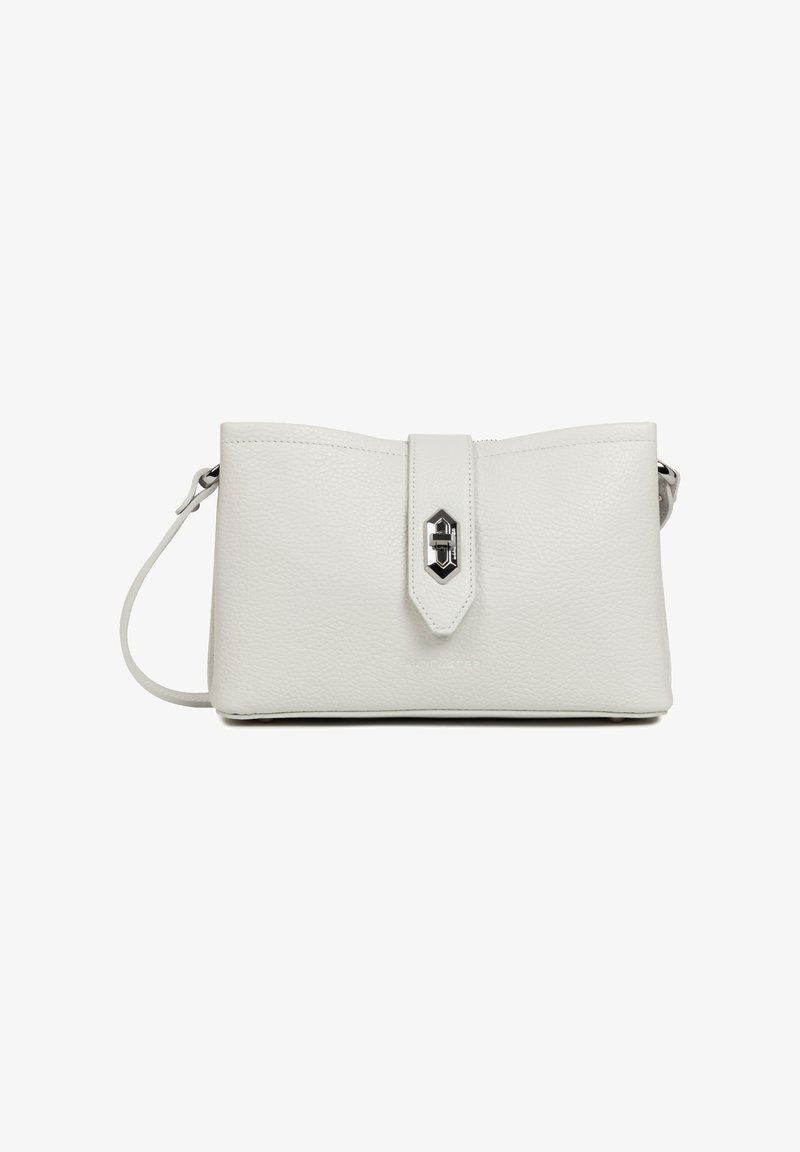 Sac à main en cuir blanc avec une texture lisse et un fermoir à rabat géométrique avec un accent argenté. Sangle d'épaule fine incluse.
