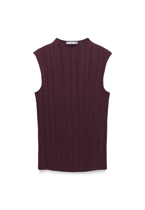 Bordeauxrode mouwloze top met een ronde halslijn, voorzien van een verticale geribbelde textuur en een rechte zoom. Gladde stof met een subtiele glans.
