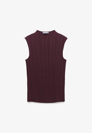 Bordeauxrode mouwloze top met een ronde halslijn, voorzien van een verticale geribbelde textuur en een rechte zoom. Gladde stof met een subtiele glans.