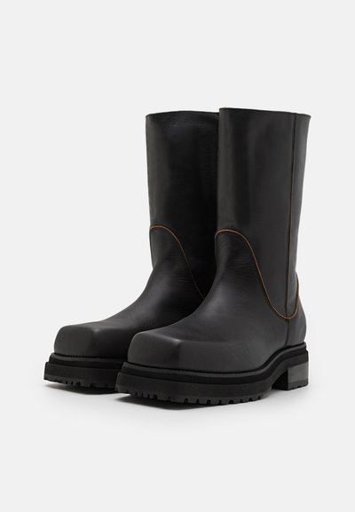 ECKHAUS LATTA STACKED BOOT 2 UNISEX - Čižmy na platforme - black/brown