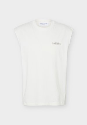 T-shirt blanc sans manches avec un petit graphisme texte gris sur la poitrine gauche et un col rond, présenté sur un fond uni.