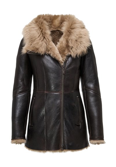 Brūna ādas jaka ar mākslīgās kažokādas apkakli un aprocēm, ar pieguļošu dizainu, ar rāvējslēdzēju priekšā un divām sānu kabatām.