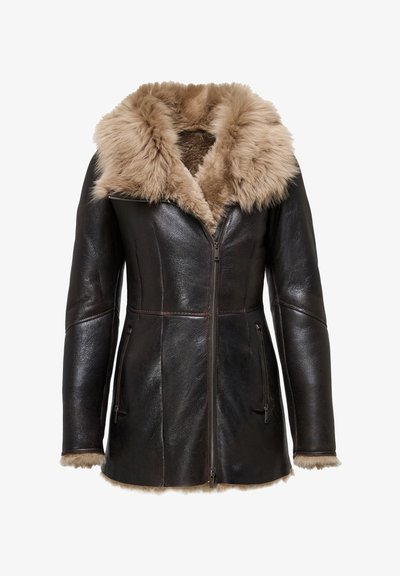 Brown leren jas met een nepbont kraag en manchetten, met een getailleerd ontwerp, rits aan de voorkant en twee zijzakken.