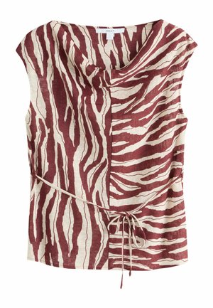 Ärmellose Bluse mit weinroten und beigen Zebrastripes, drapiertem Ausschnitt und dünnem Gürtel, der an der Taille zu einer Schleife gebunden ist.