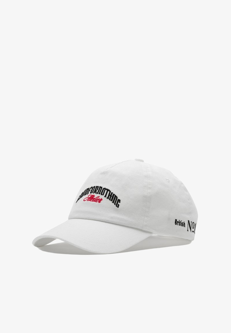 Cappello bianco con visiera curvo, dotato di testo ricamato in nero e rosso: "GONE FOR NOTHING" e "British No 1!" sui lati.