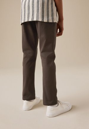 Next, NEXT STRETCH CHINO TROUSERS (3-17YRS) - Nohavice - brown