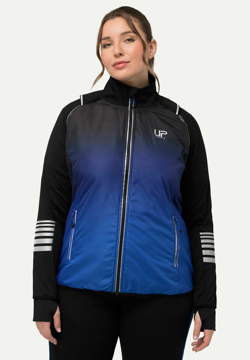 Blauw en zwart sportjack met een gradient ontwerp, volle ritssluiting, hoge kraag en zilveren hardware. Bevat gestreepte accenten op de mouwen.