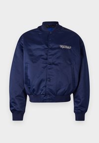 Chaqueta bomber de satén marina con cierre de botones a presión, puños y dobladillo acanalados. Presenta "ORIGINALS" bordado en beige claro en el pecho.