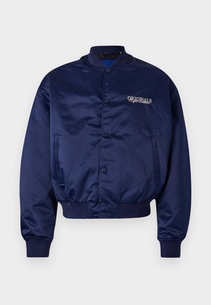 Veste bomber satin navy avec un devant à bouton-pression, des poignets et un ourlet côtelés. Présente l'inscription "ORIGINALS" brodée en beige clair sur la poitrine.