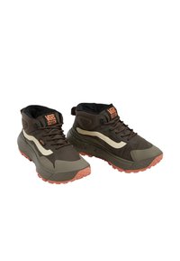 Wysokie sneakersy w ciemnym brązie i oliwkowej zieleni z białym paskiem z boku, posiadające teksturowaną podeszwę i pomarańczowe logo na języku.