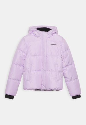 Chaqueta acolchada de color púrpura claro con capucha, bolsillos delanteros, puños interiores negros y logo de Vingino en el pecho.