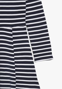 Granatowo-biały sukienka w paski z długimi rękawami, plisowanym krojem i miękką mieszanką bawełny.