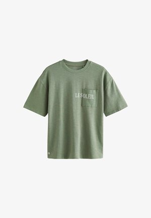 Groene T-shirt met korte mouwen, gemaakt van zachte stof, met een borstzak en de tekst "LESOLEIL" in contrasterend wit. Relaxte pasvorm en ronde halslijn.