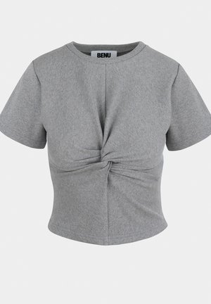 Grijze top met korte mouwen van ribbelstof, met een geknoopt detail aan de voorkant en een ronde halslijn. Past snugger om de taille.
