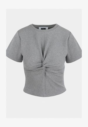 Grijze top met korte mouwen van ribbelstof, met een geknoopt detail aan de voorkant en een ronde halslijn. Past snugger om de taille.