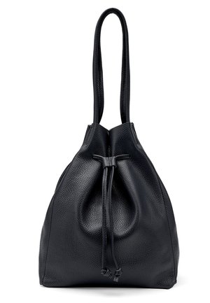 Zwarte, gestructureerde leren buckettas met lange handvatten en een sluiting met trekkoord aan de voorkant tegen een witte achtergrond.