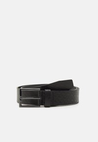 Zwarte lederen riem met een geweven textuur, voorzien van een zilveren metalen gesp en een gladde afwerking. Accenten omvatten een elegant ontwerp en strakke lijnen.