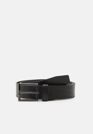 Schwarzer Leder-Gürtel mit gewebter Textur, ausgestattet mit einer silbernen Metallschnalle und einer glatten Oberfläche. Akzente sind ein elegantes Design und klare Linien.