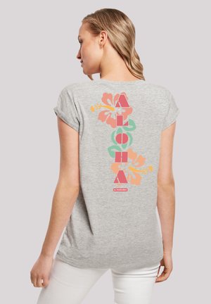 Graues T-Shirt mit kurzen Ärmeln, das mehrfarbigen "Aloha"-Text und florale Grafiken auf dem Rücken zeigt. Weicher Stoff mit lässigem Schnitt.