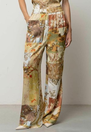 Pantaloni a gamba larga con vita elastica, con motivo patchwork di disegni floreali e astratti in tonalità naturali.
