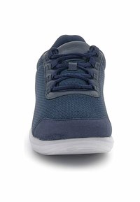 Pantofi sport navy cu partea superioară din plasă, guler căptușit și talpă din cauciuc alb. Prezintă șireturi asortate și un capac de vârf întărit.