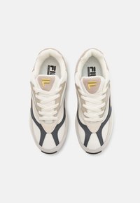 Białe i beżowe sneakersy z czarnymi akcentami; materiały z siateczki i zamszu; okrągły nosek; płaskie sznurowadła; wyściełany kołnierz; małe logo w kolorze złotym.