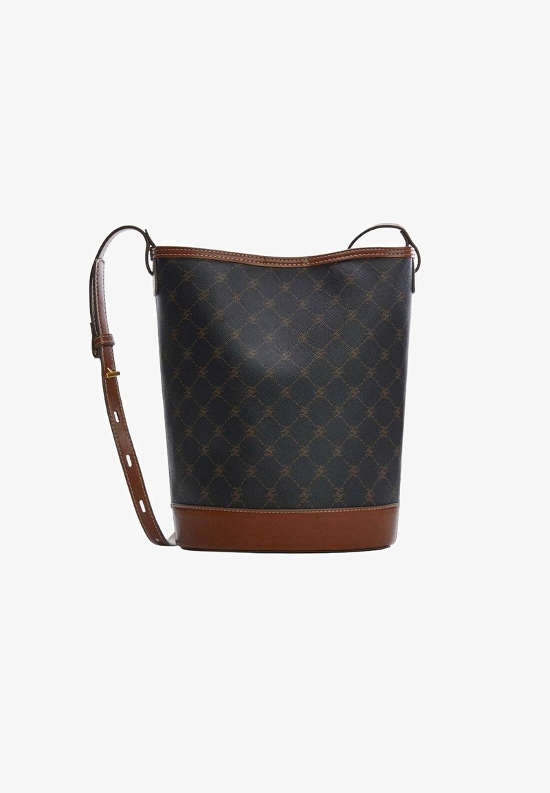 Ciemnobrązowa torba typu bucket z wzorem w romby, regulowanym skórzanym paskiem i jasnobrązową skórzaną obwódką u góry i na dole.