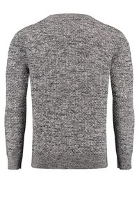 Grau gestrickter Pullover mit strukturiertem Muster, langen Ärmeln und Rundhalsausschnitt. Das Material hat ein leicht meliertes Aussehen.