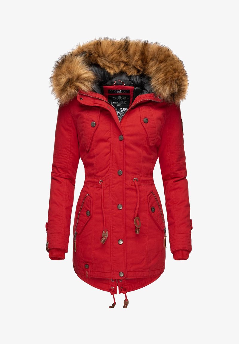 Röd parka-jacka med huva av konstpäls, framfickor och dragsko i midjan. Har tryckknappar och dragkedja, strukturerade detaljer på ärmarna.