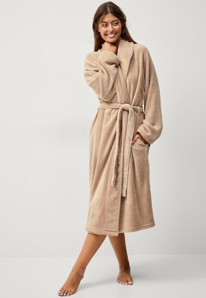 Beige, pluche fleece badjas met een sjaalkraag, lange mouwen, een strikceintuur en zijzakken; knielang met een zachte textuur.
