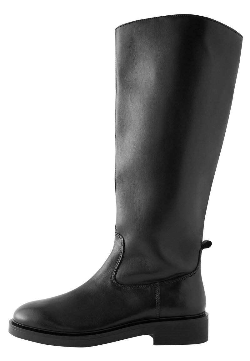 Stivale in pelle nera alto fino al ginocchio con una texture liscia, punta arrotondata, suola robusta e dettagli di cucitura discreti. Tacco piatto e linguetta sul retro.