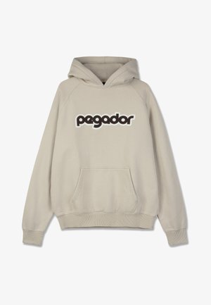 Bež hooded dukserica s kangaroo džepom, koja sadrži veliki 'pegador' logo u tamnosmeđoj boji obrubljenoj u bijelo. Mekana, teksturirana tkanina.