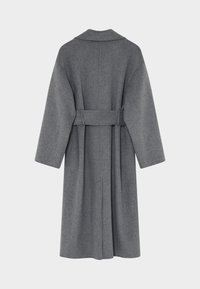 Pilkas vilnonis paltas su diržu juosmens srityje, plačiomis rankovėmis ir įpjauta apykakle, pasižymintis paprastu, minimalistiniu dizainu.