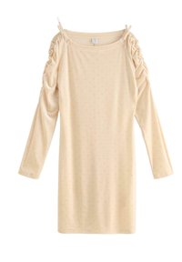 Beżowa sukienka z długimi rękawami, z marszczonymi detalami na ramionach i jasnym wzorem w kropki. Wykonana z miękkiego materiału o luźnym kroju.