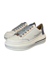Sneakers bianchi in pelle con accenti grigi, punta rotonda, suola platform e occhielli decorativi metallici. Marchio "Alexander Smith" sul lato.