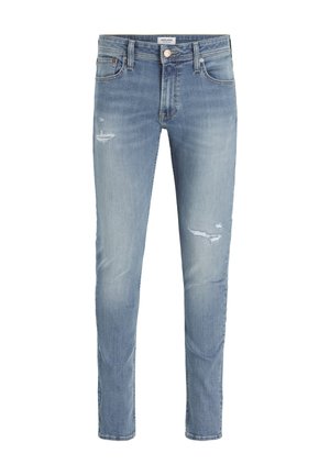 Jeans de mezclilla azul claro con un ajuste slim, que presentan un leve desgaste, diseño de cinco bolsillos y un cierre de botón en la cintura.