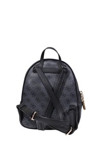 Mochila negra con una superficie texturizada y con patrón. Cuenta con dos asas superiores, correas ajustables y un cierre con cremallera con acentos en dorado.