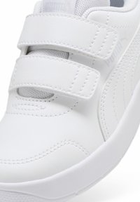 Baskets blanches avec une tige en cuir synthétique, deux bandes Velcro, doublure en maille texturée et col rembourré. Dispose d'une semelle en caoutchouc et d'un logo discret.